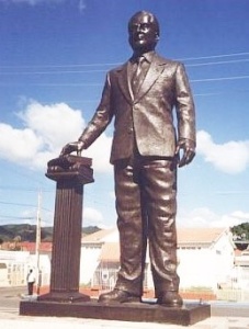 Estatua Llorens Torres en Juana Diaz.
